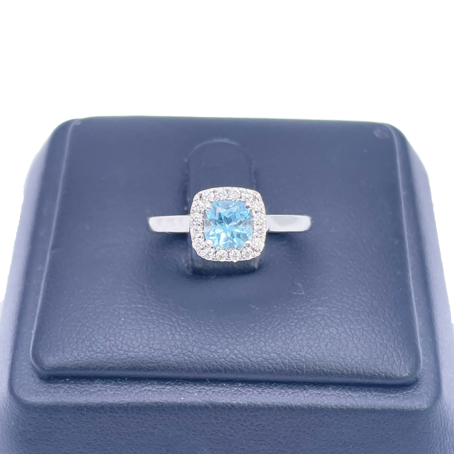 Ring aus 18 Karat Weißgold mit Aquamarin, Diamant-Halo und Kissenschliff, 0,70 ct