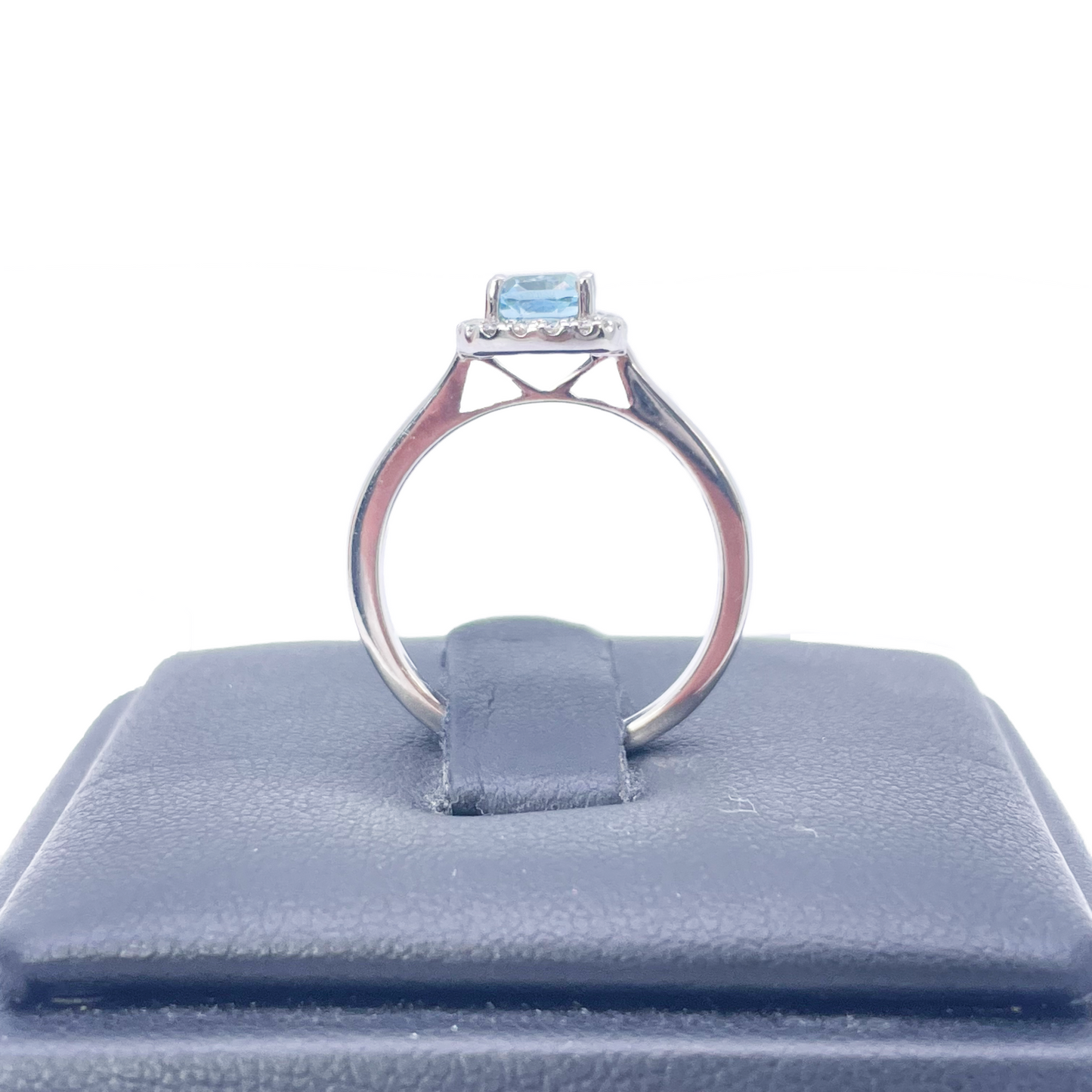 Ring aus 18 Karat Weißgold mit Aquamarin, Diamant-Halo und Kissenschliff, 0,70 ct