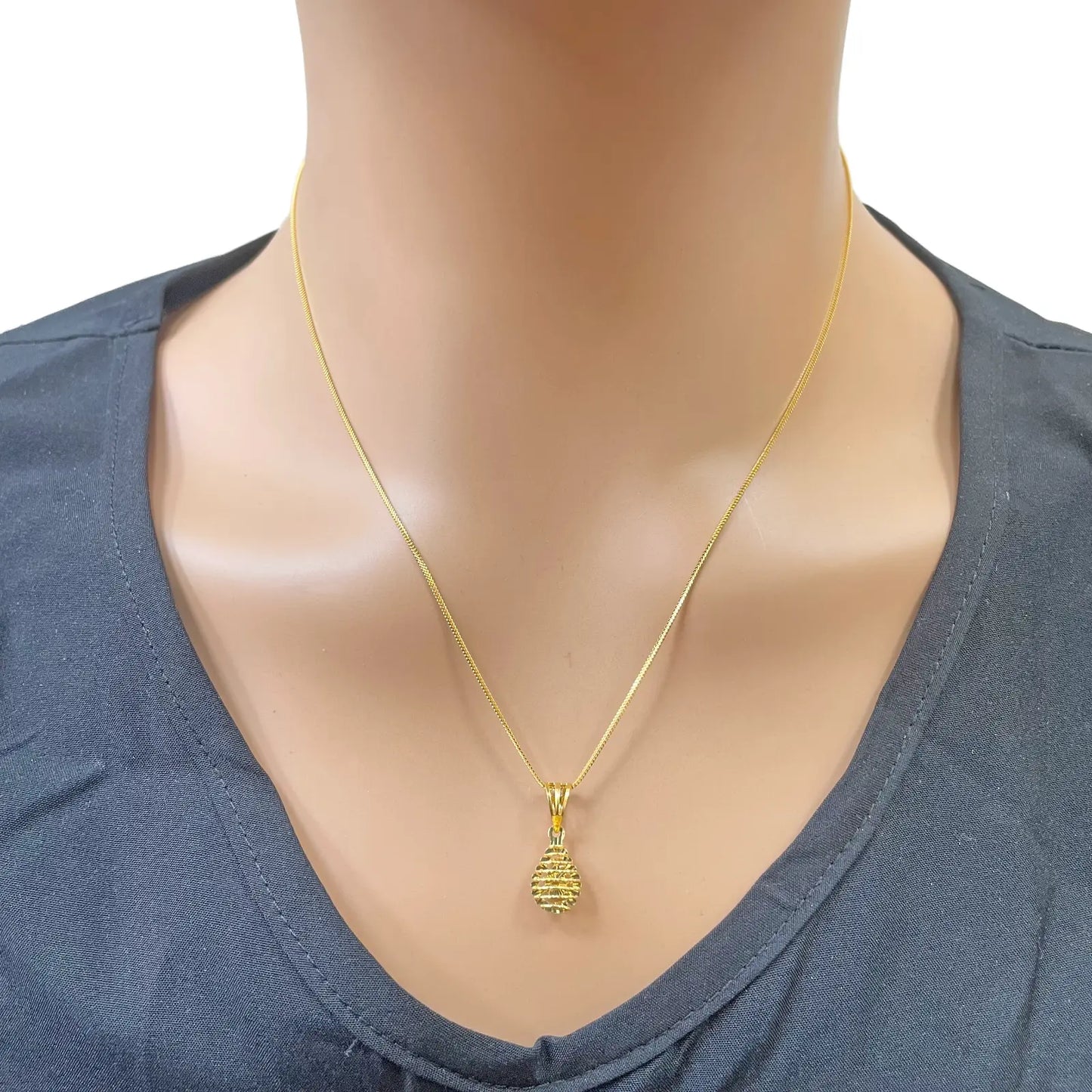 22ct Gold Pear Shaped Pendant Diamond Cut Mesh High Polished 20 mm Length 
