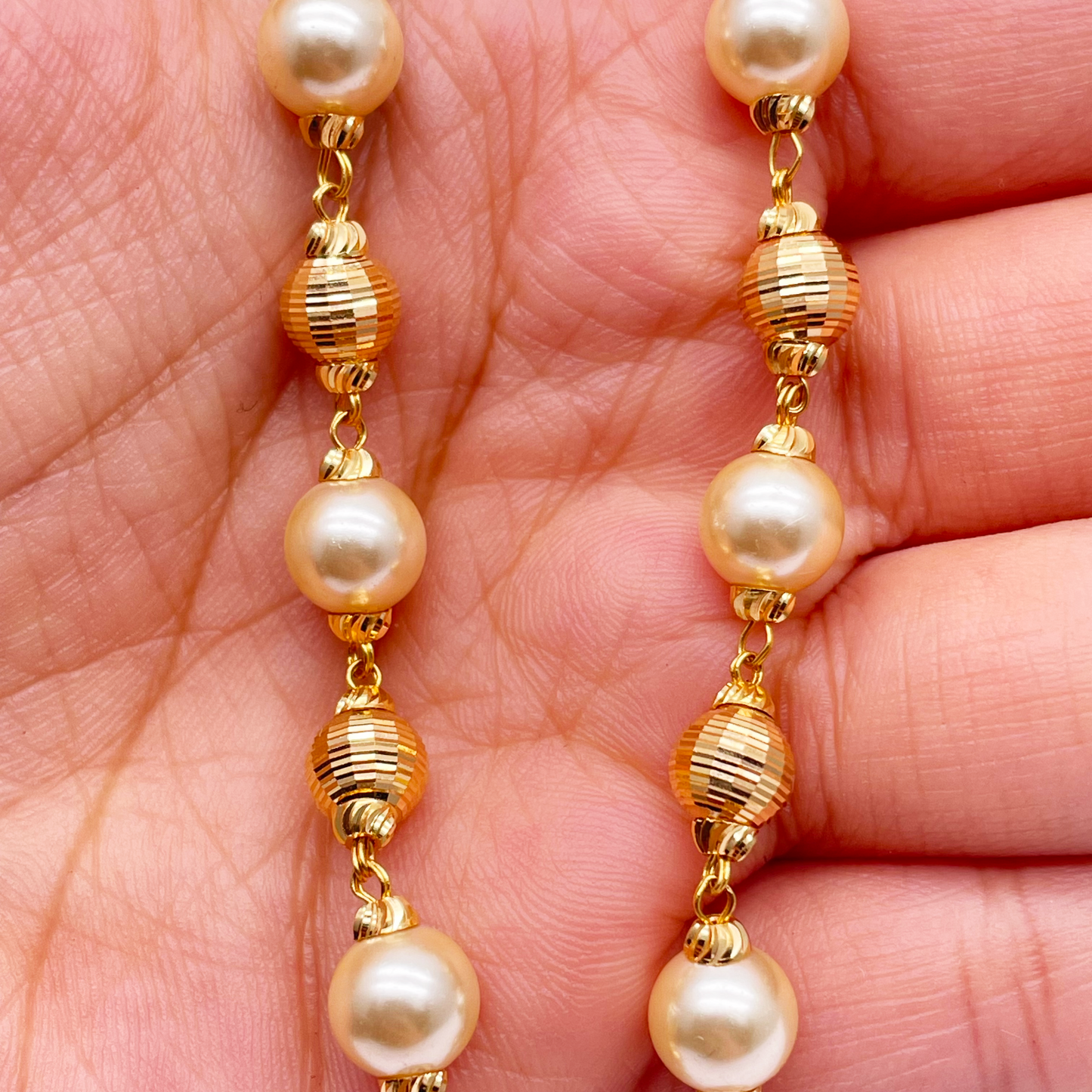 Parure Collier/Boucles d'oreilles superposés, en Or jaune 22 carats, avec perles et billes diamantées