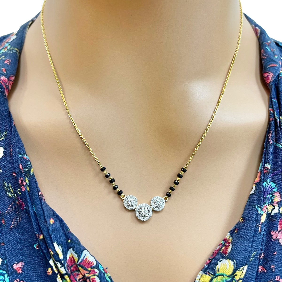 18 Karat Gelbgold Naturdiamant 0.62 Karat Dreifach-Halo-Anhänger Mangalsutra Halskette Punziert