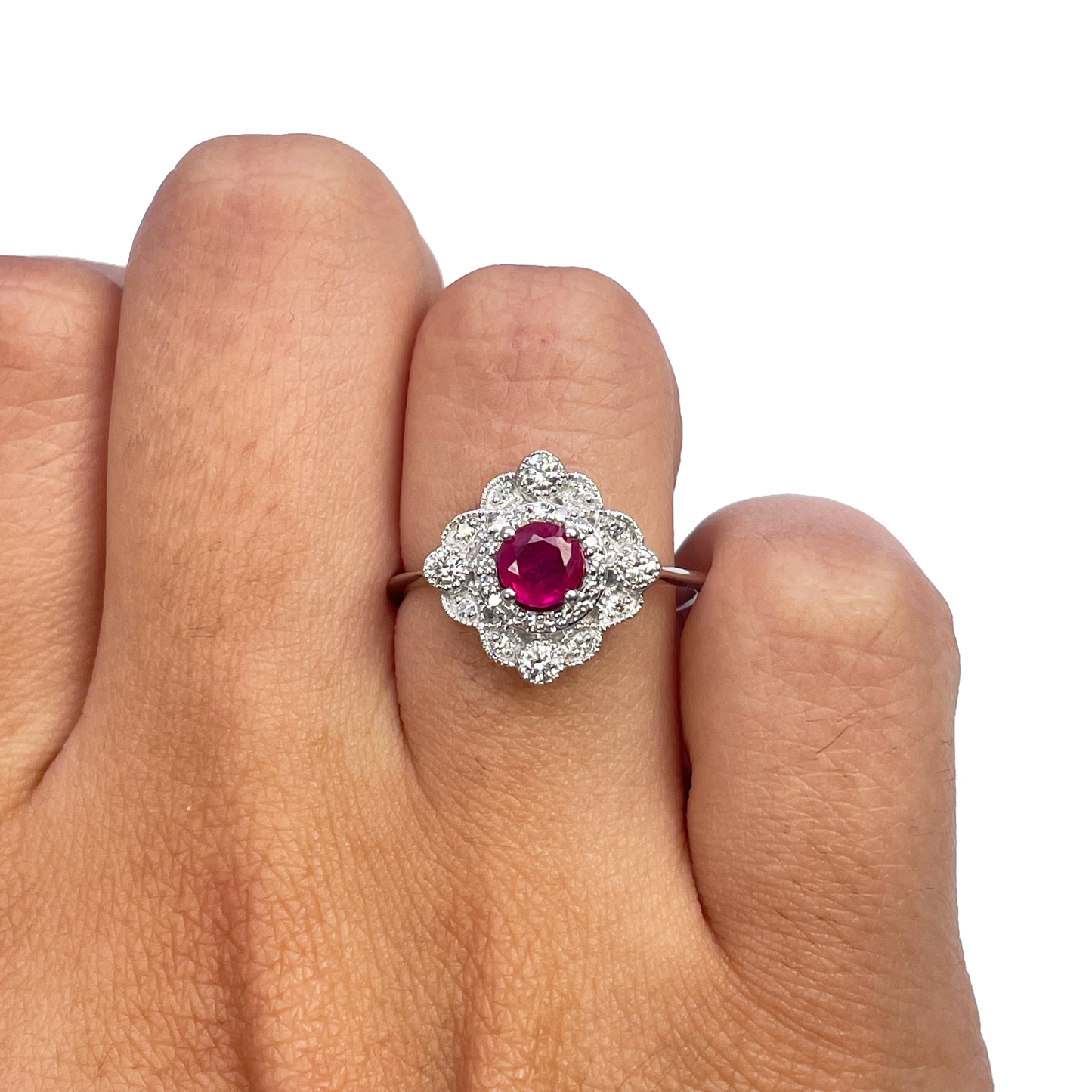 14 Karat Weißgold runder Rubin- & Diamant-Cluster-Ring mit Milgrain, 0.72 Karat