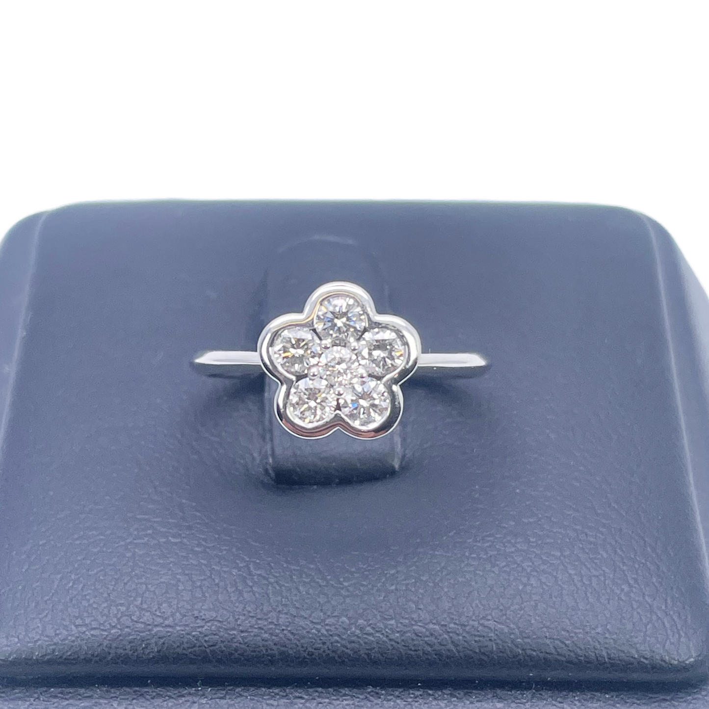 Bague en or blanc 18 carats avec diamants motif floral élégant 0,46 ct