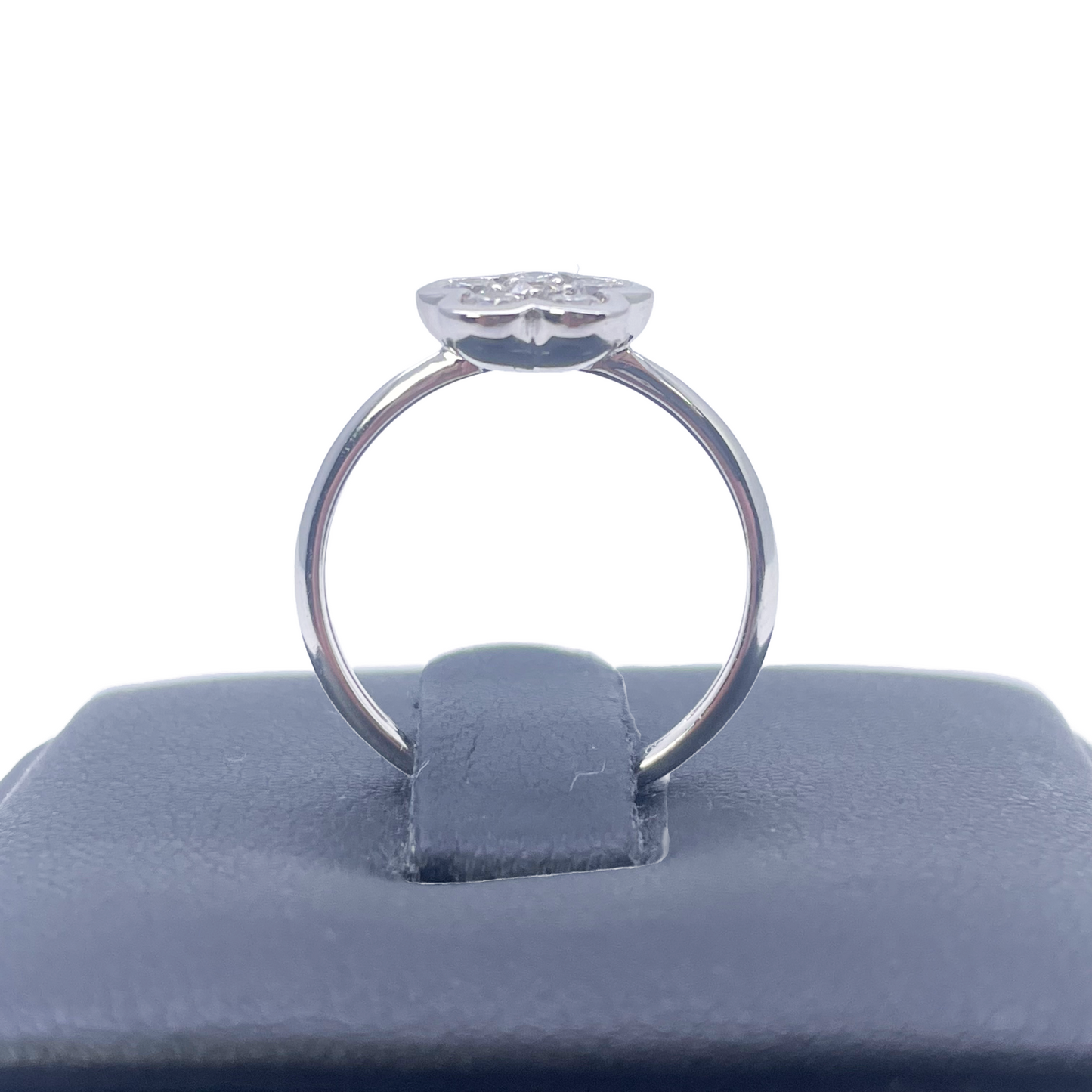 Bague en or blanc 18 carats avec diamants motif floral élégant 0,46 ct