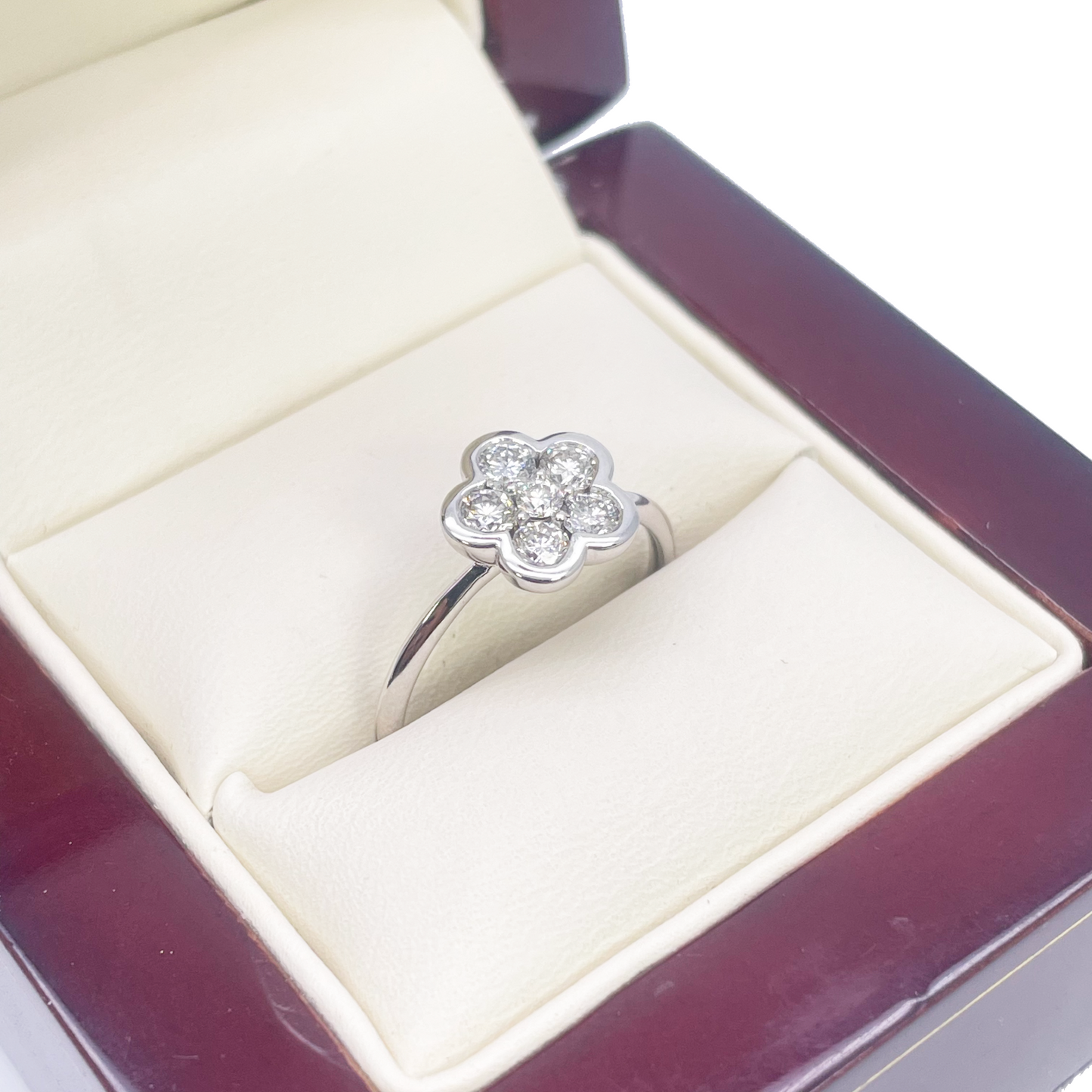 Bague en or blanc 18 carats avec diamants motif floral élégant 0,46 ct