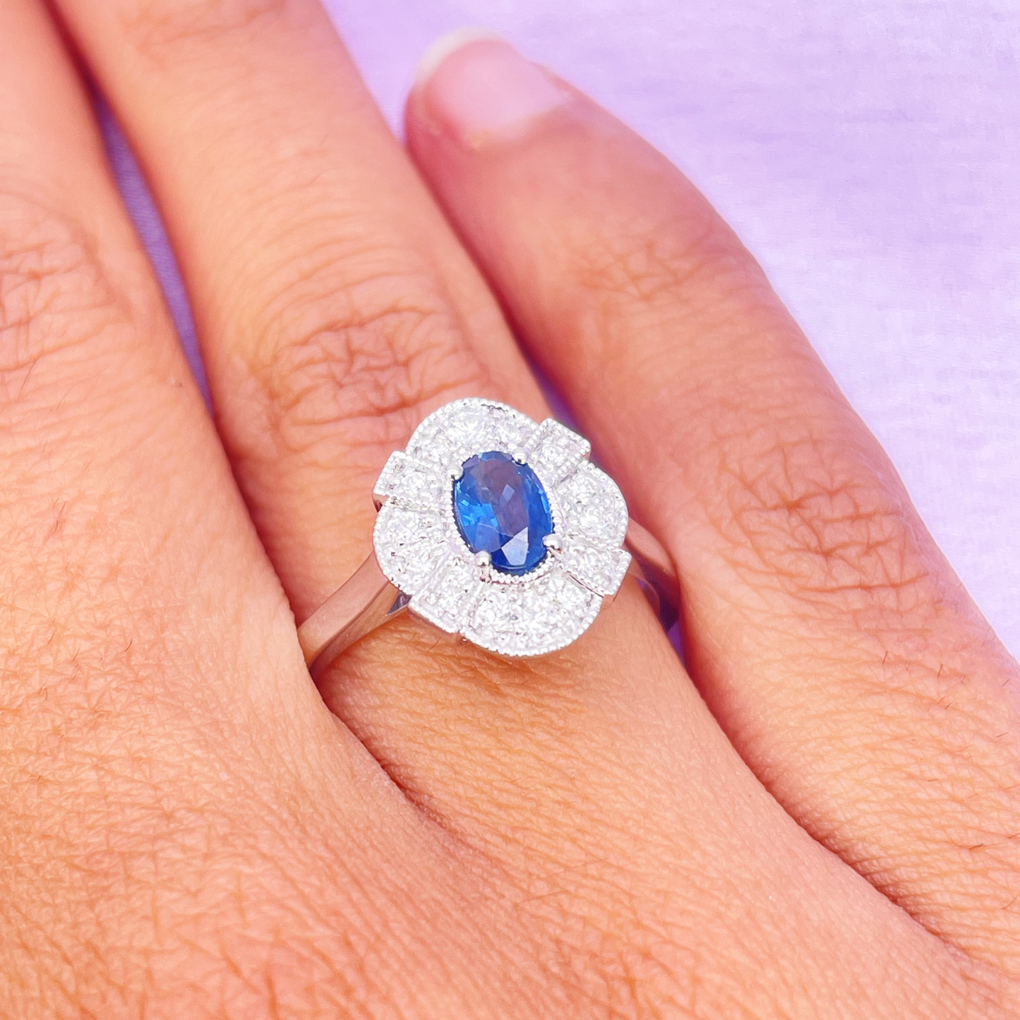 Bague Milgrain en Or Blanc 18 carats, Saphir Bleu Ovale et Diamants 0.65ct
