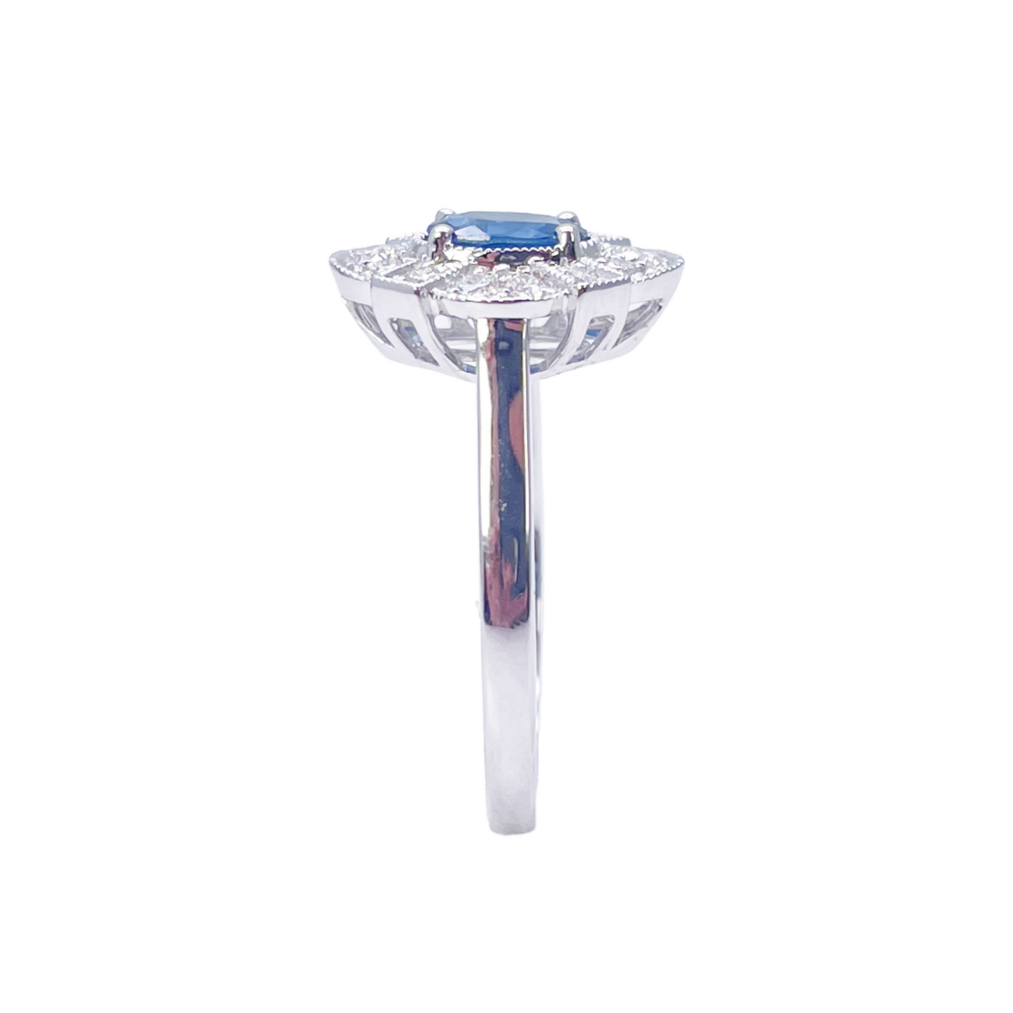 Bague Milgrain en Or Blanc 18 carats, Saphir Bleu Ovale et Diamants 0.65ct