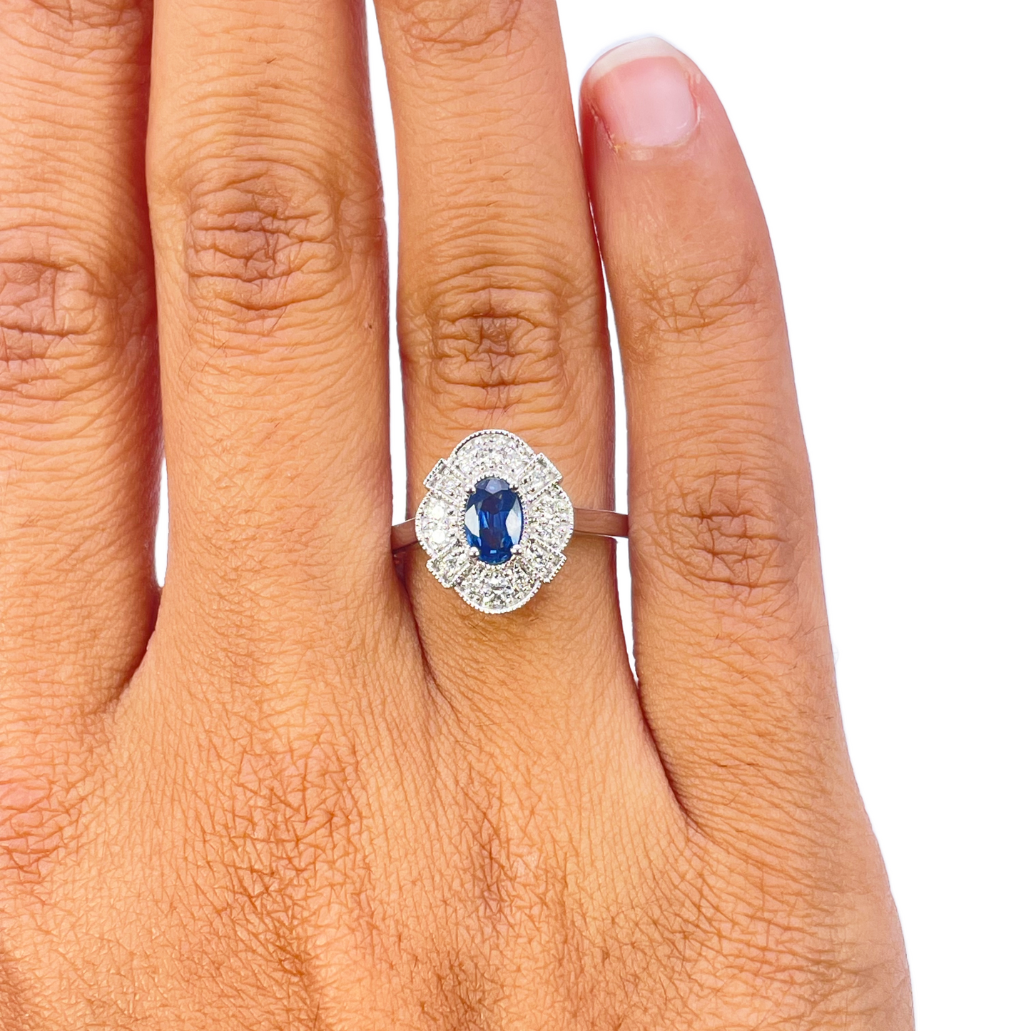 Bague Milgrain en Or Blanc 18 carats, Saphir Bleu Ovale et Diamants 0.65ct
