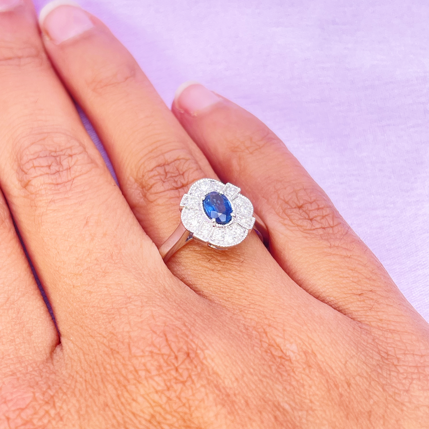 Bague Milgrain en Or Blanc 18 carats, Saphir Bleu Ovale et Diamants 0.65ct