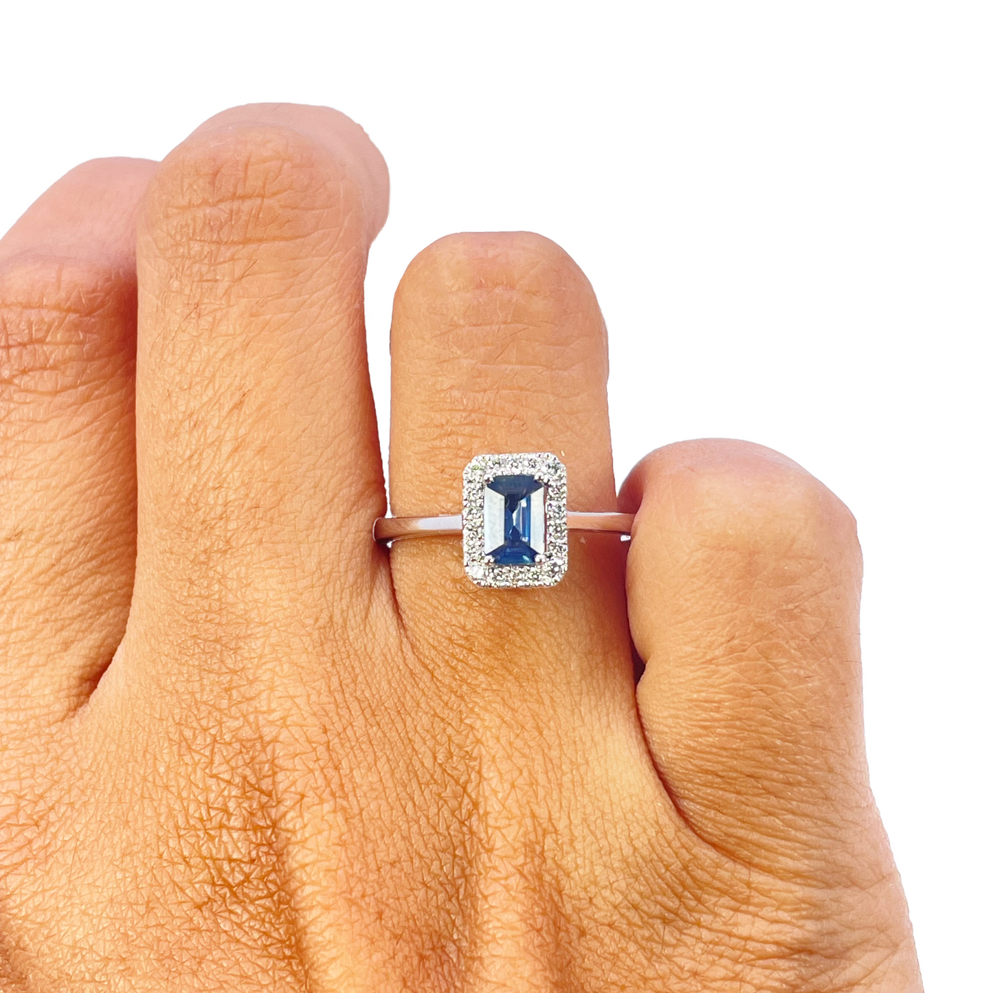 Bague en or blanc 18 carats avec saphir bleu taille émeraude et pavage de diamants 0.79ct