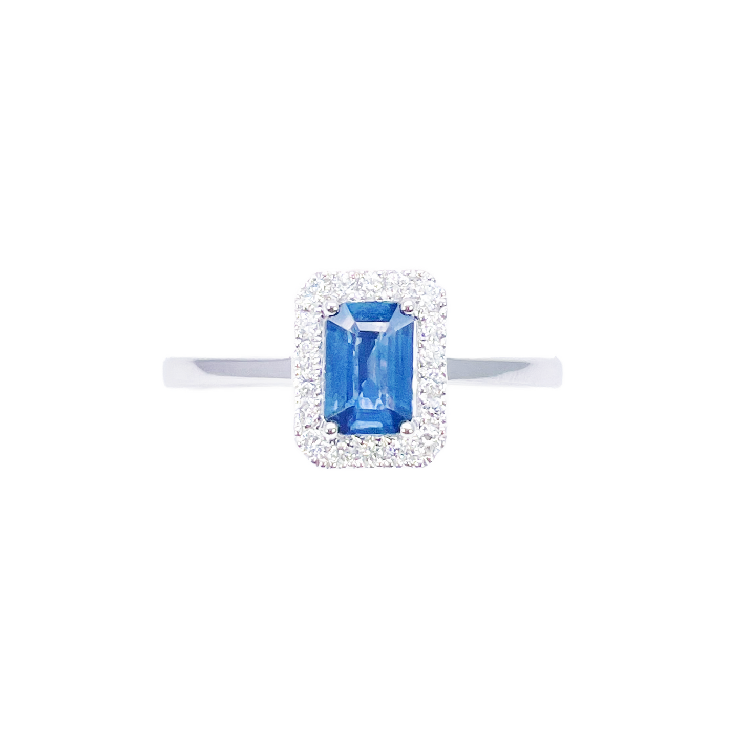 Bague en or blanc 18 carats avec saphir bleu taille émeraude et pavage de diamants 0.79ct