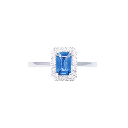 Bague en or blanc 18 carats avec saphir bleu taille émeraude et pavage de diamants 0.79ct