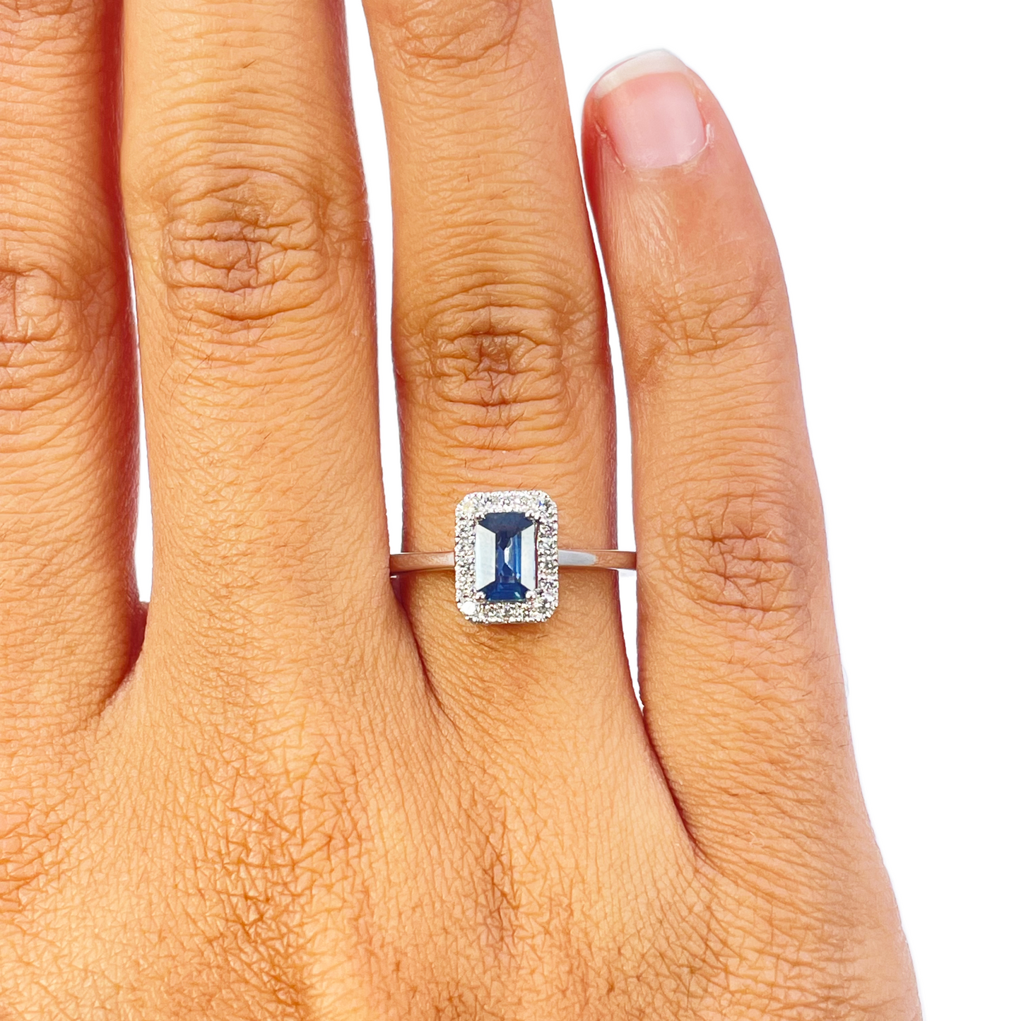 Bague en or blanc 18 carats avec saphir bleu taille émeraude et pavage de diamants 0.79ct
