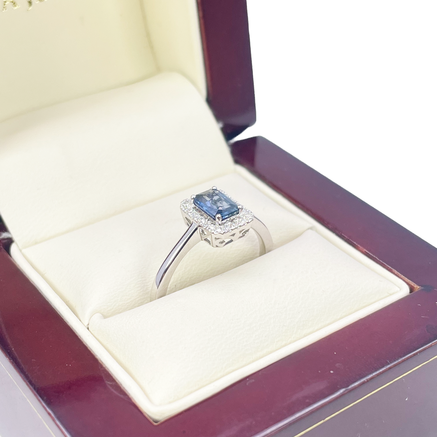 Bague en or blanc 18 carats avec saphir bleu taille émeraude et pavage de diamants 0.79ct