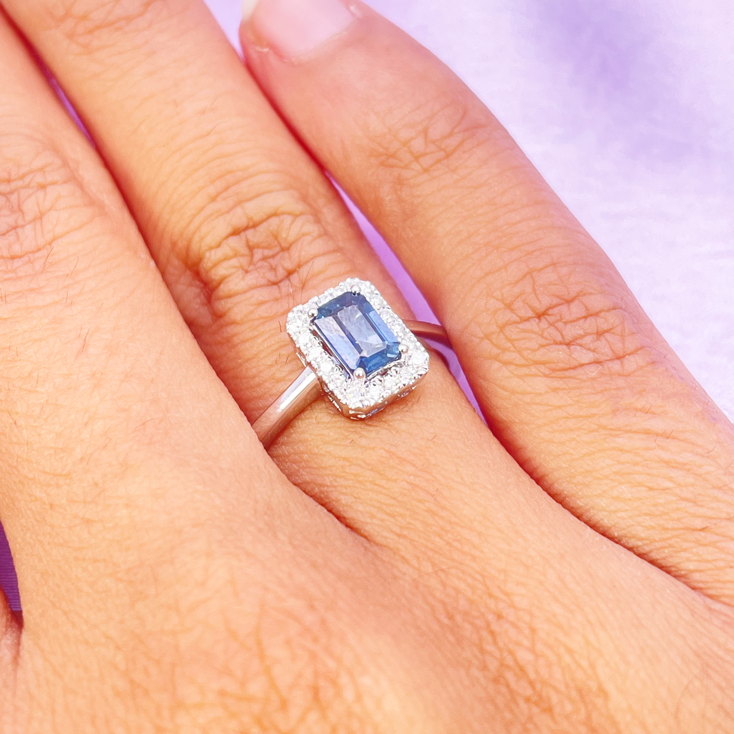Bague en or blanc 18 carats avec saphir bleu taille émeraude et pavage de diamants 0.79ct