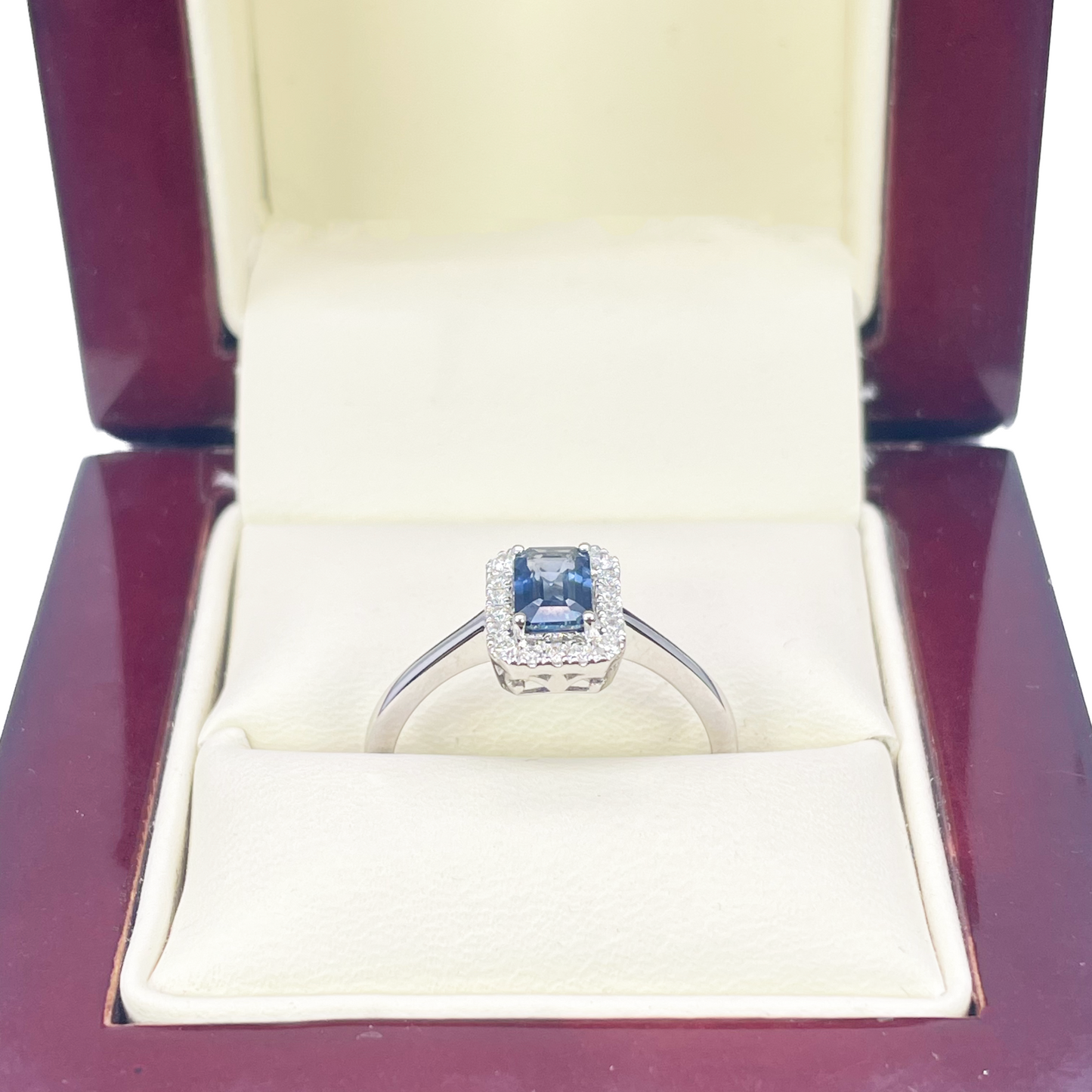 Bague en or blanc 18 carats avec saphir bleu taille émeraude et pavage de diamants 0.79ct