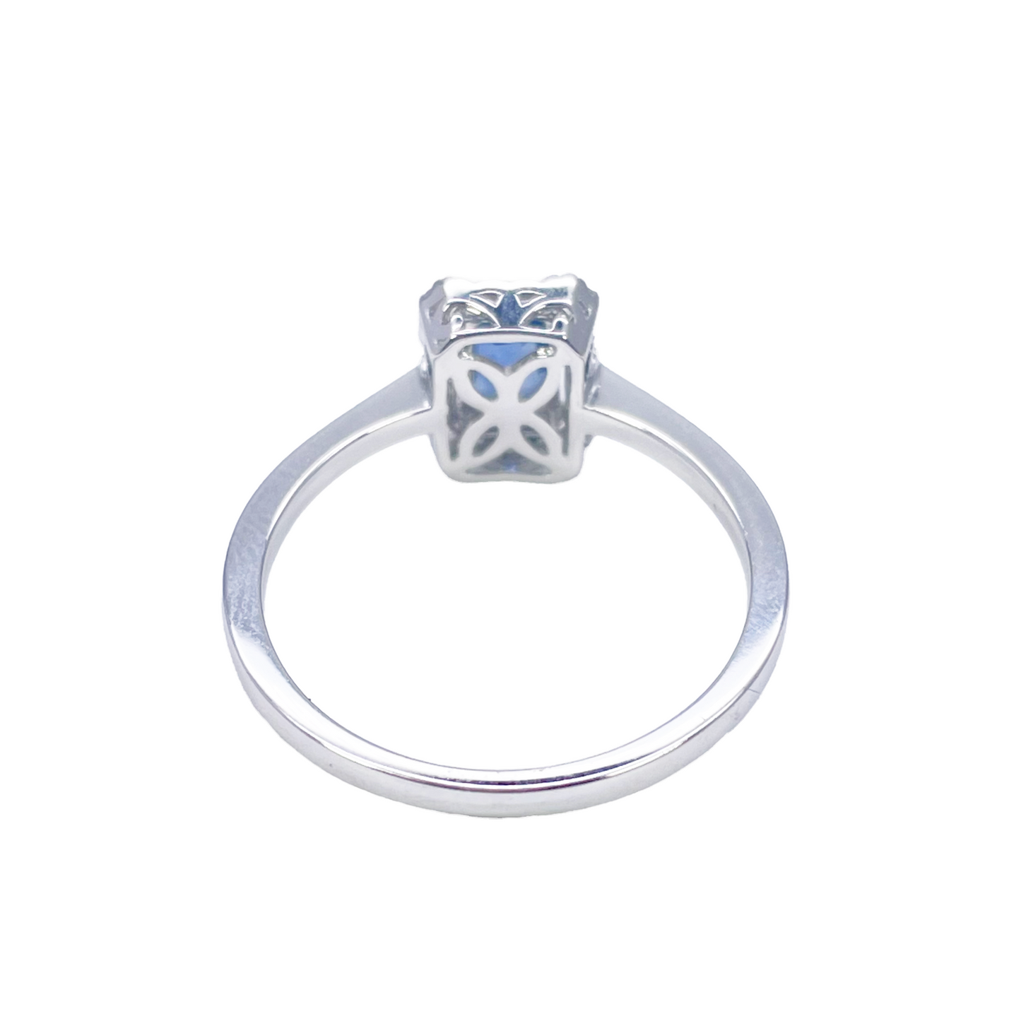 Bague en or blanc 18 carats avec saphir bleu taille émeraude et pavage de diamants 0.79ct