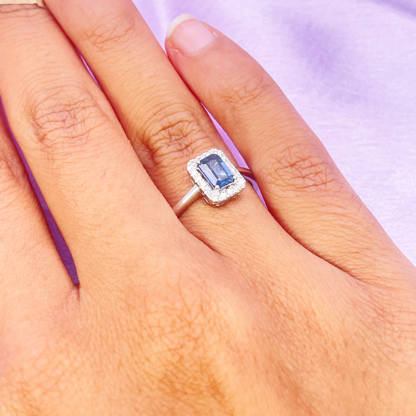 Bague en or blanc 18 carats avec saphir bleu taille émeraude et pavage de diamants 0.79ct