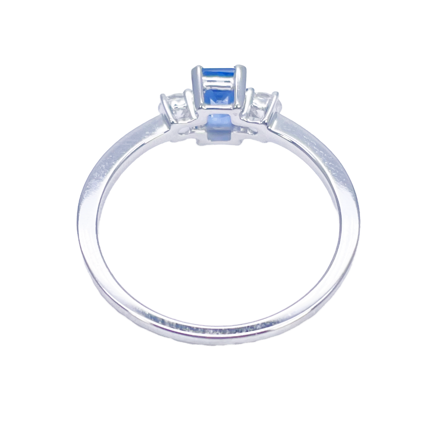 Bague en or 18 carats avec saphir et diamants ronds et tailles émeraude trois pierres 0,80 ct