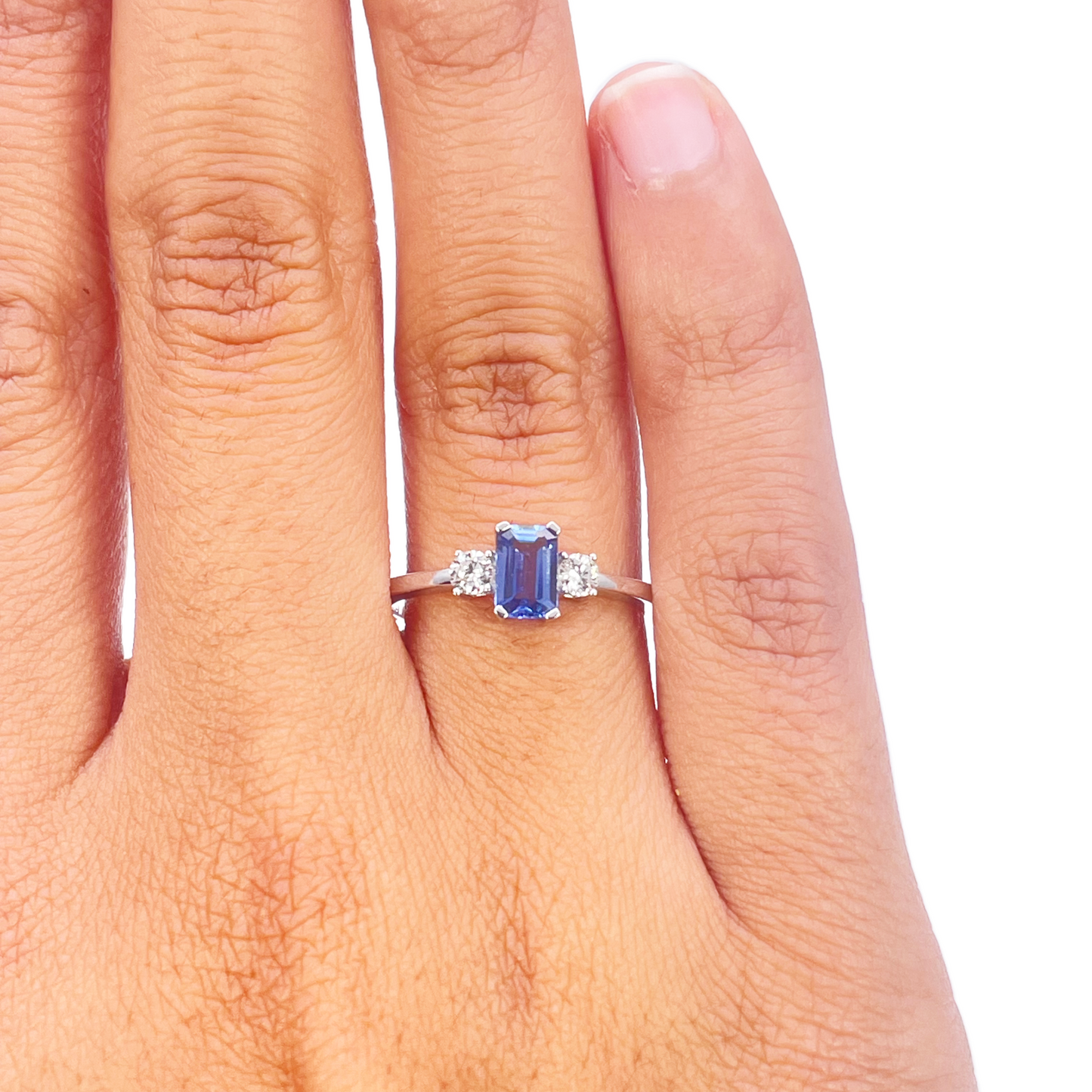 Bague en or 18 carats avec saphir et diamants ronds et tailles émeraude trois pierres 0,80 ct