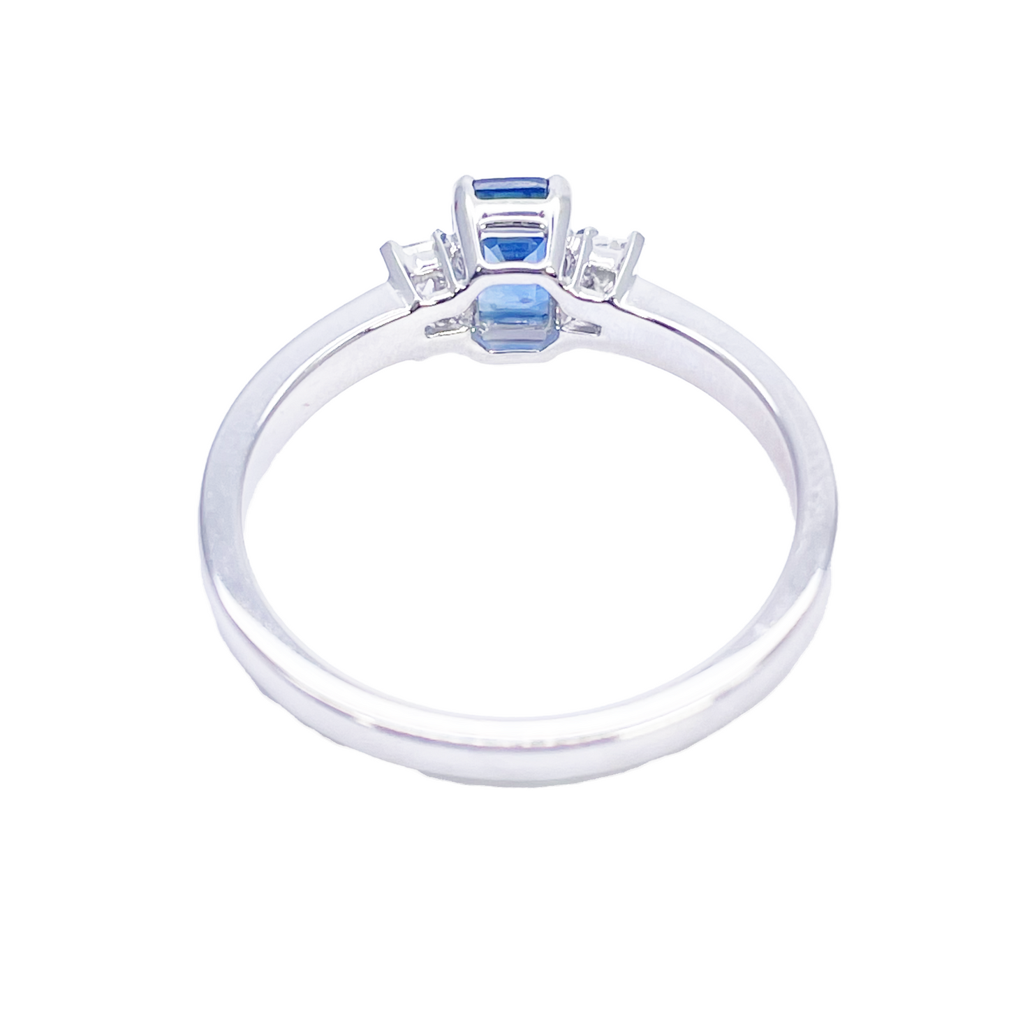Bague en or 18 carats saphir et diamants taille baguette et émeraude 0,86 carat