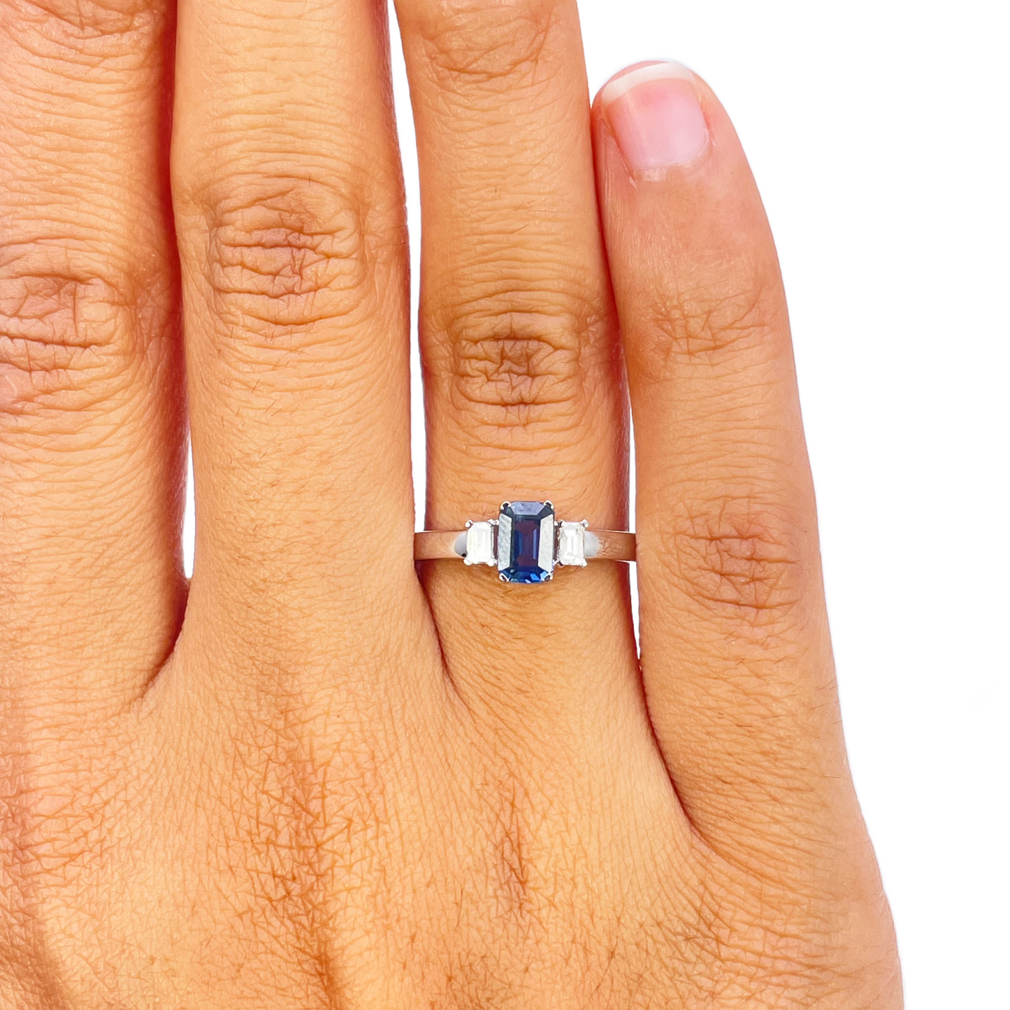 Bague en or 18 carats saphir et diamants taille baguette et émeraude 0,86 carat