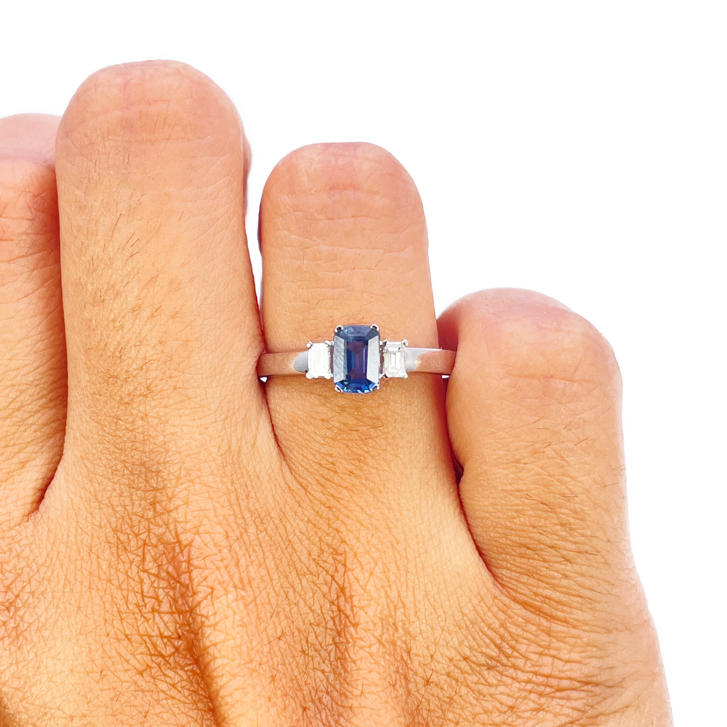 Bague en or 18 carats saphir et diamants taille baguette et émeraude 0,86 carat