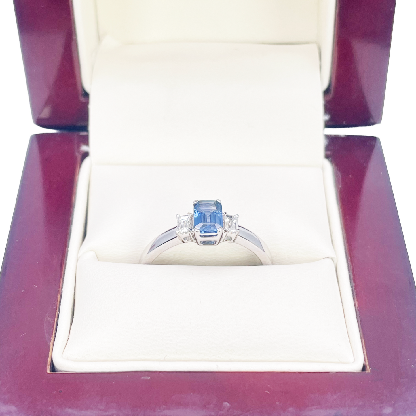 Bague en or 18 carats saphir et diamants taille baguette et émeraude 0,86 carat