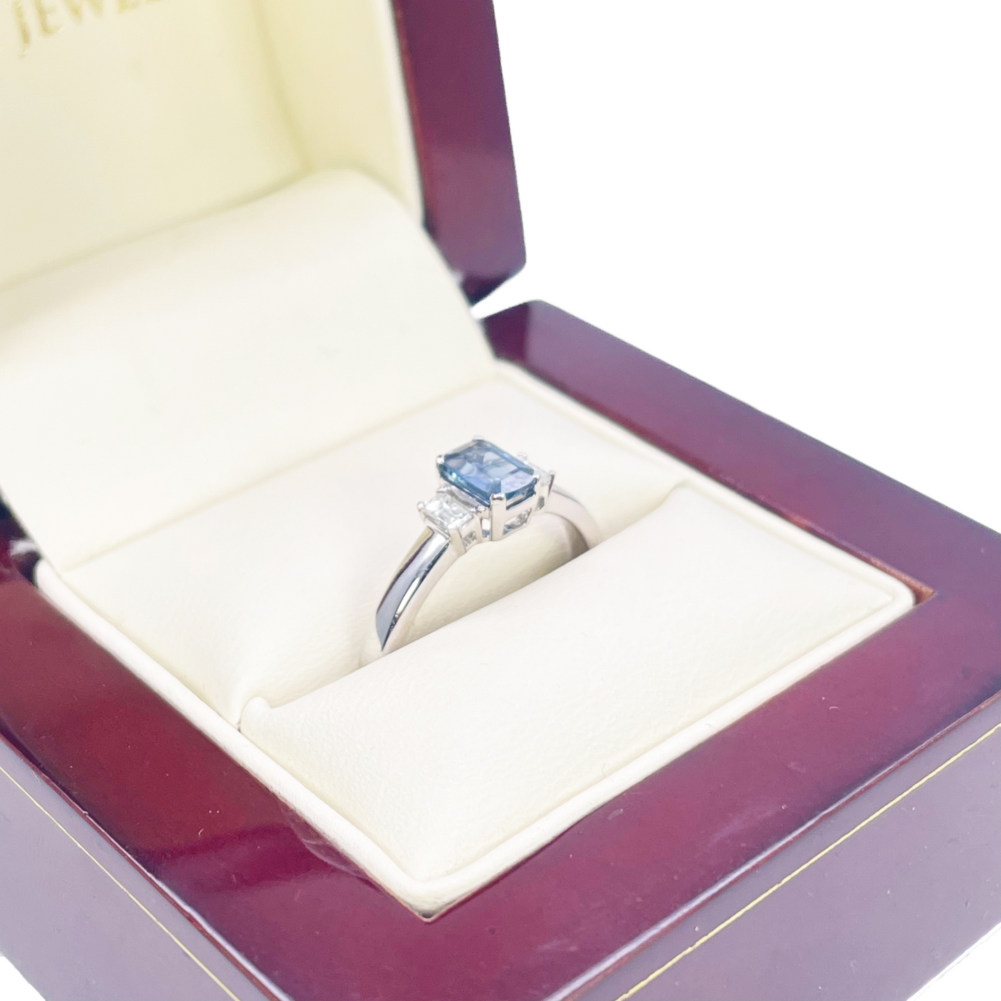 Bague en or 18 carats saphir et diamants taille baguette et émeraude 0,86 carat