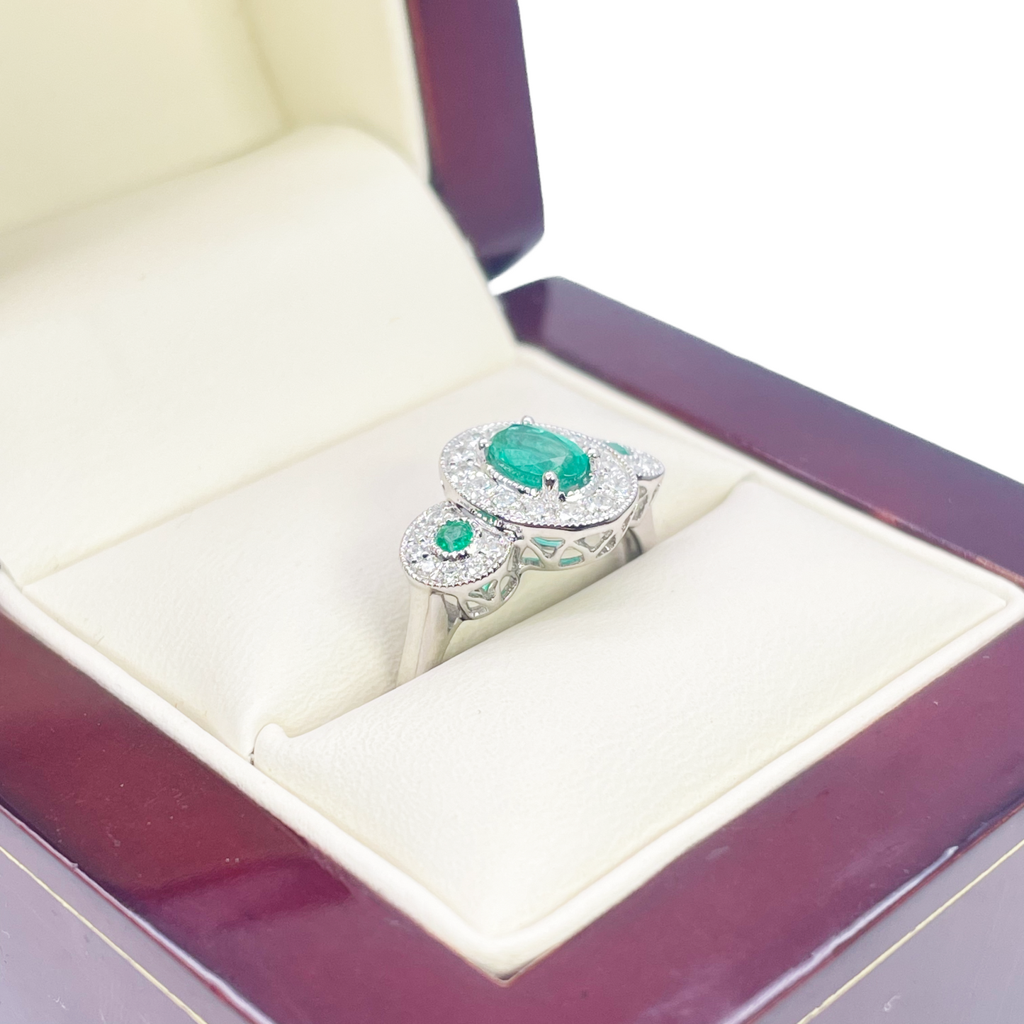 Bague en or 18 carats avec émeraude naturelle et diamants taille ronde et ovale 0,80 ct