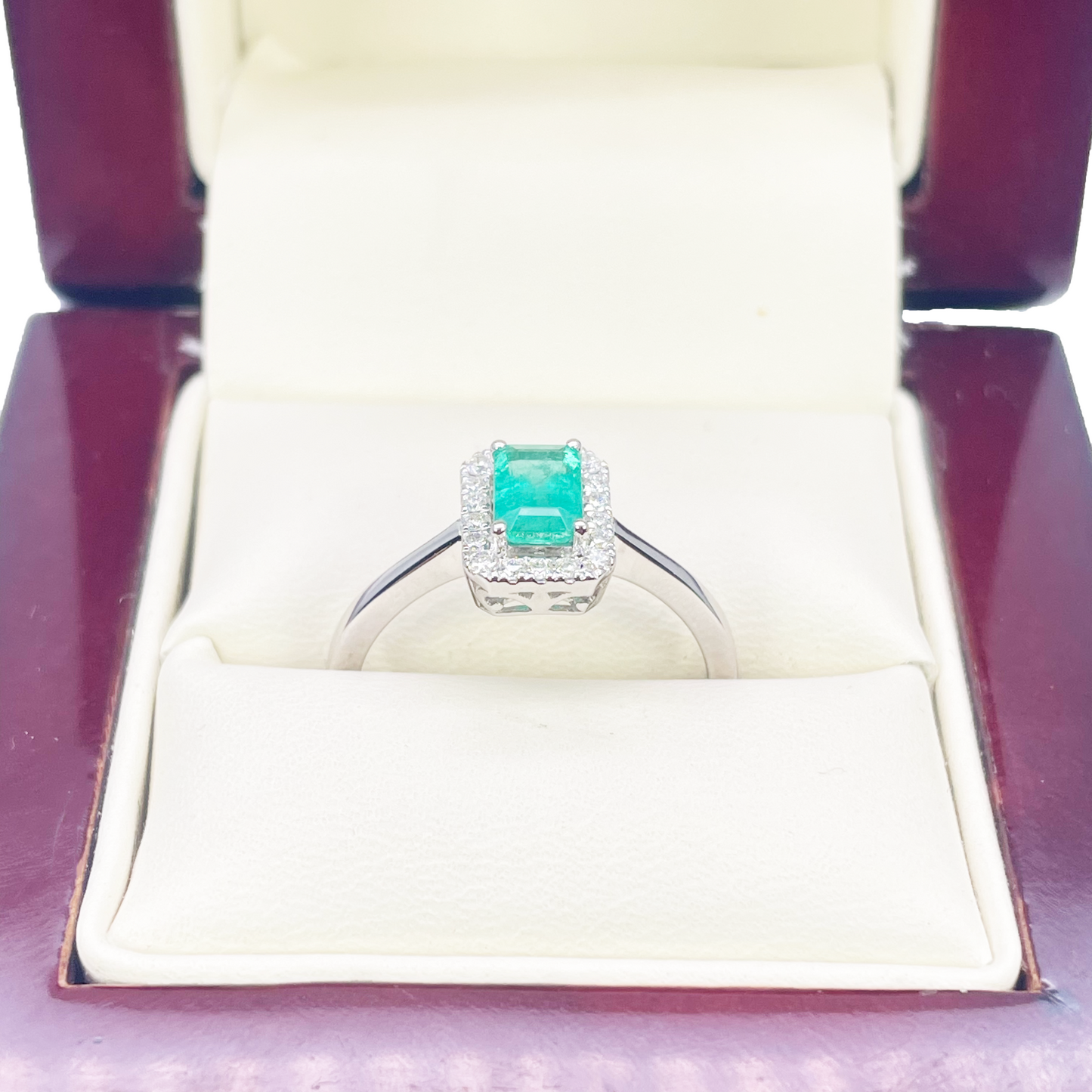 Bague or 18 carats, émeraude naturelle et diamants, taille ronde et émeraude, 0,70 carat