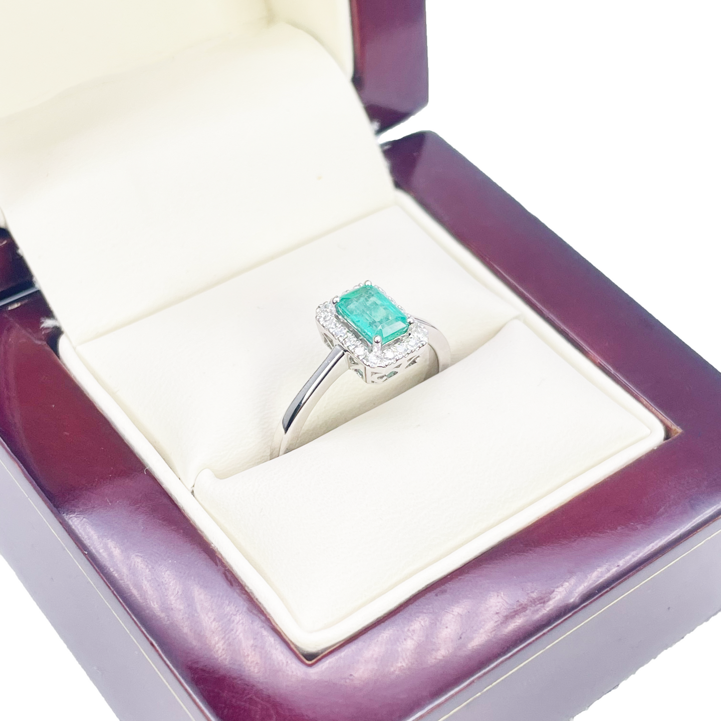 Bague or 18 carats, émeraude naturelle et diamants, taille ronde et émeraude, 0,70 carat