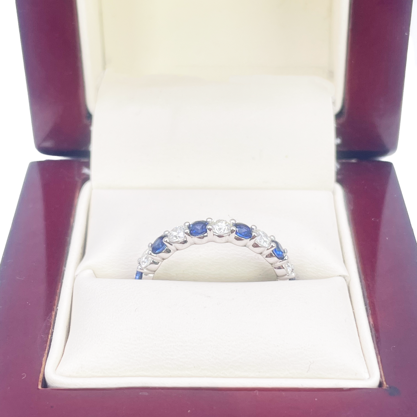 Bague mi-éternité empilable en or 18 carats avec diamants ronds naturels et saphirs 1,20 carats