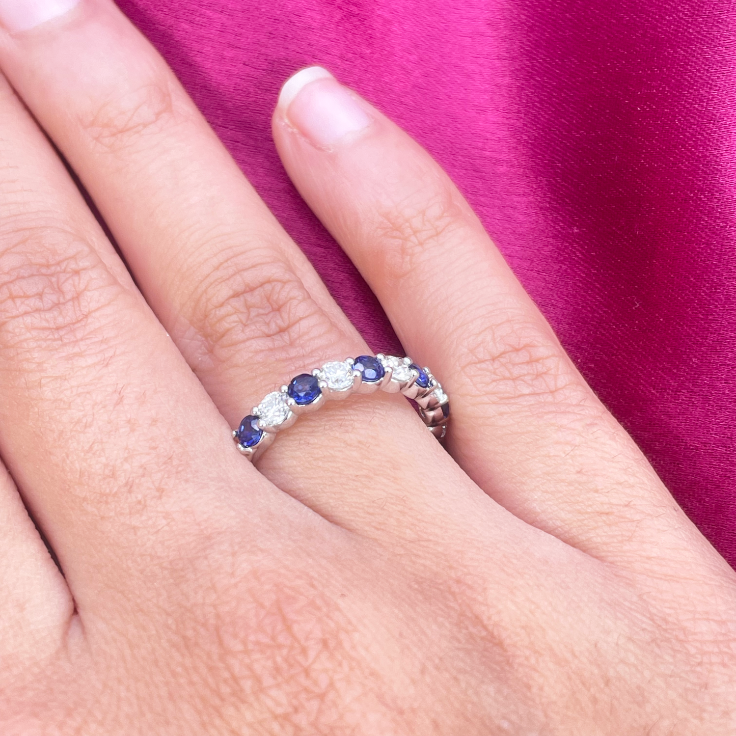 Bague mi-éternité empilable en or 18 carats avec diamants ronds naturels et saphirs 1,20 carats