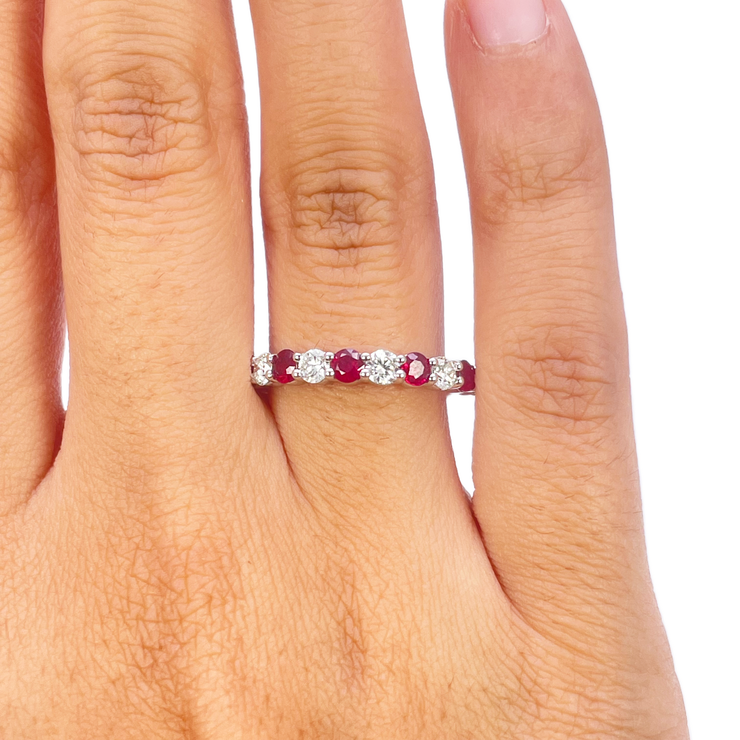Bague empilable demi-éternité en or 18 carats avec diamants ronds naturels et rubis, 1,05 carat