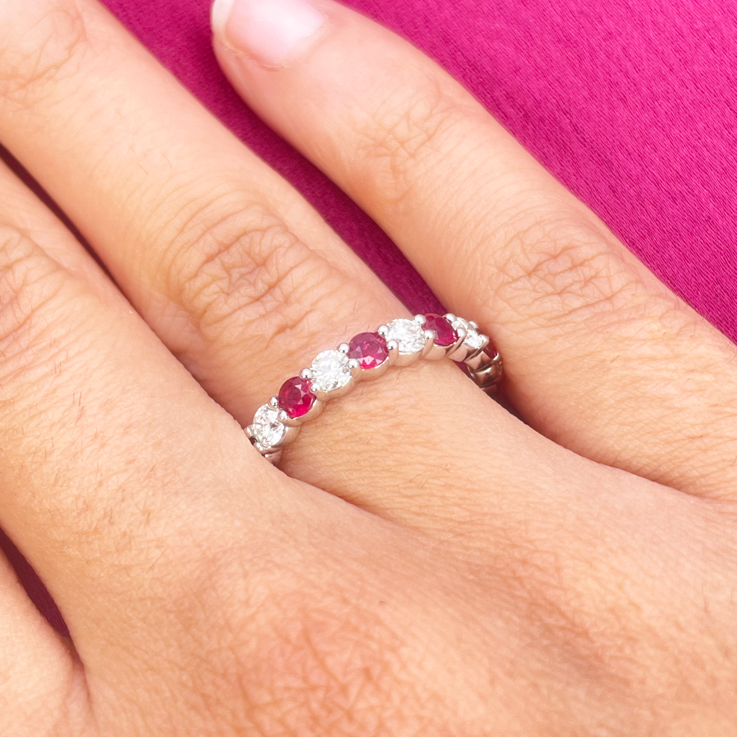 Bague empilable demi-éternité en or 18 carats avec diamants ronds naturels et rubis, 1,05 carat