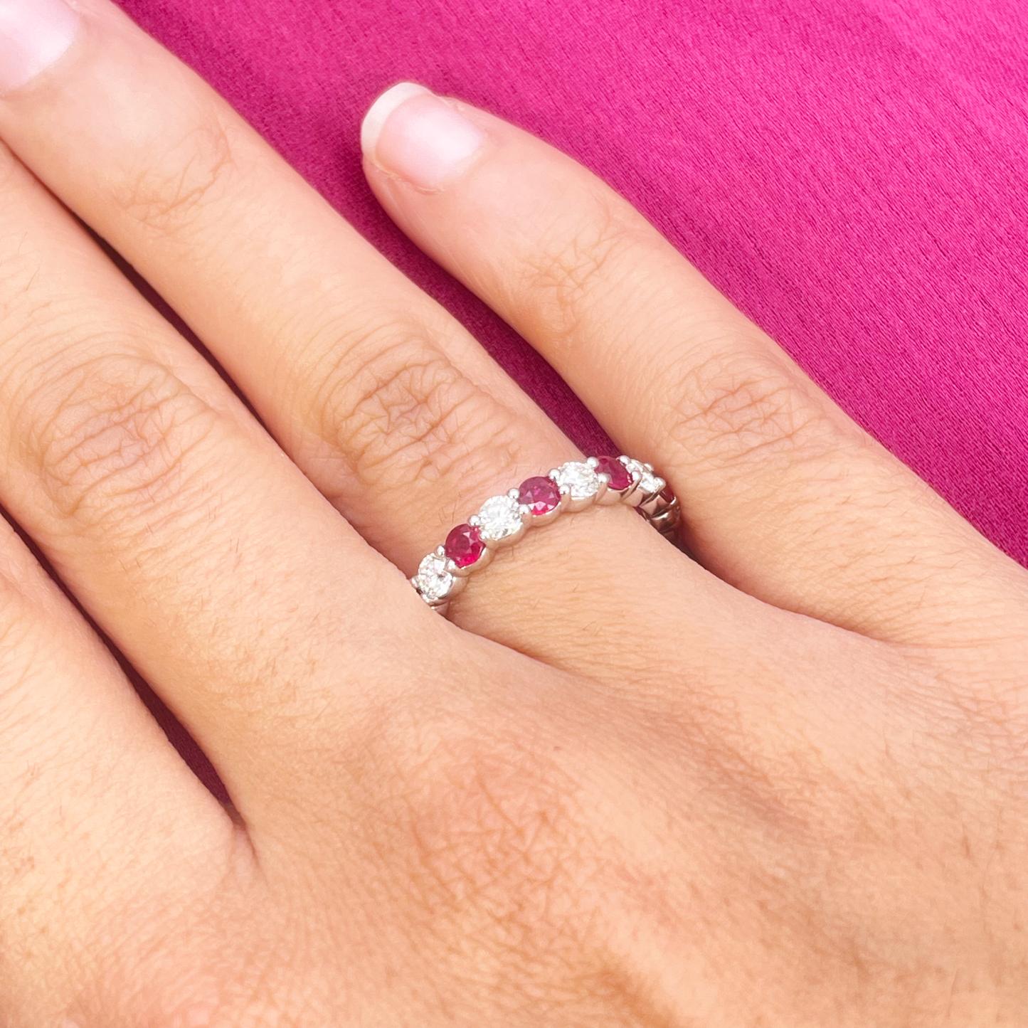 Bague empilable demi-éternité en or 18 carats avec diamants ronds naturels et rubis, 1,05 carat